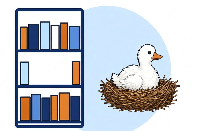 Gans im Nest neben einem Bücherregal